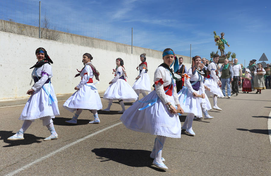 Fotos: San Isidro viaja en tren en la romería de Dueñas