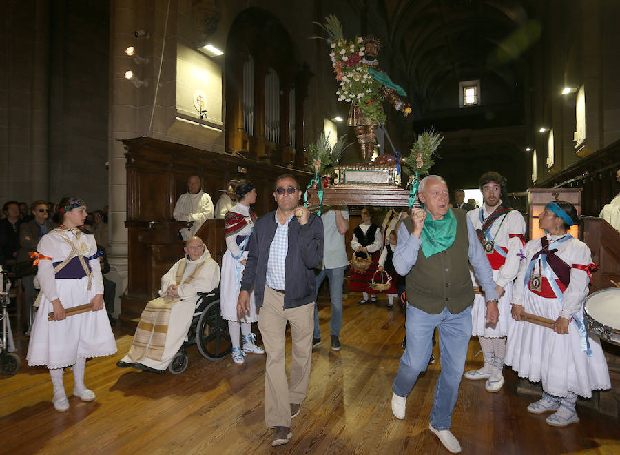 Fotos: San Isidro viaja en tren en la romería de Dueñas