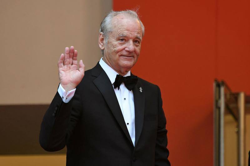 El actor Bill Murray, de esmoquin, hace su aparición en la localidad francesa.