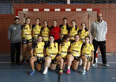 Imagen secundaria 1 - Las cadete femenino del Balonmano Delicias y el equipo infantil masculino que peleará por el título nacional.