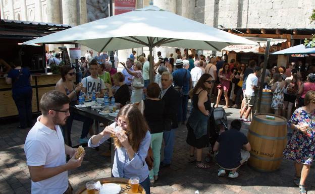 El público degusta los pinchos de feria en una anterior edición.