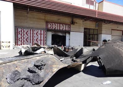 Imagen secundaria 1 - Chapas carbonizadas y bombonas en el exterior e interior de la nave de Cárnicas Poniente.