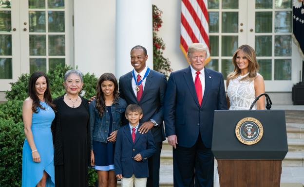 Donald J. Trump y Melania Trump posan junto a Tiger Woods y su familia en el Rose Garden de la Casa Blanca .