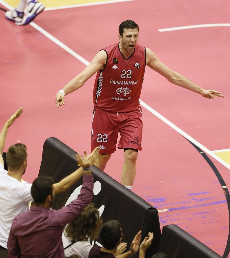 Fotos: El Carramimbre vence al Melilla por 85-64 y se adelanta en la eliminatoria