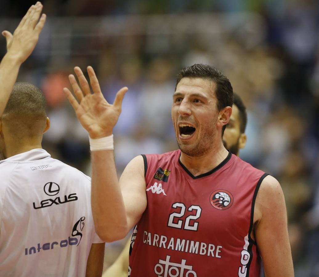 Fotos: El Carramimbre vence al Melilla por 85-64 y se adelanta en la eliminatoria