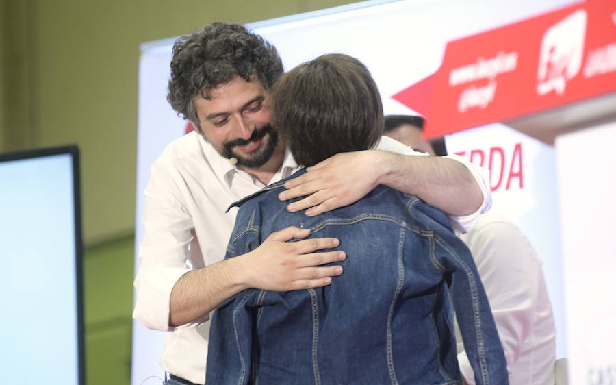 Fotos: Alberto Garzón y José Sarrión en un mitin en Valladolid