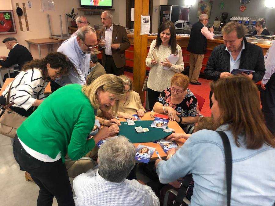 La candidata del PP a la alcaldía de Valladolid ha visitado el centro de mayores situado en el Paseo Juan Carlos I