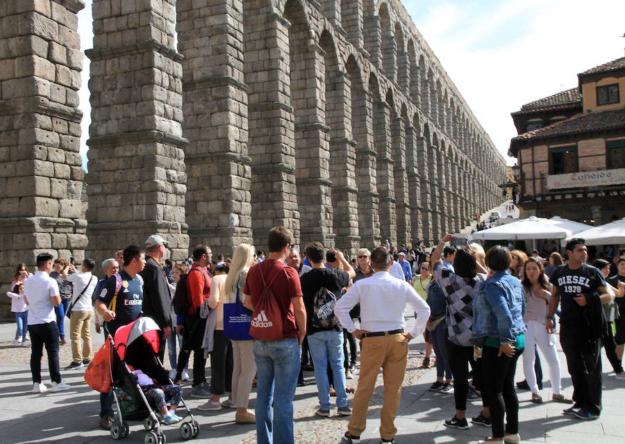 Grupo de turistas a los pies del Acueducto de Segovia. 