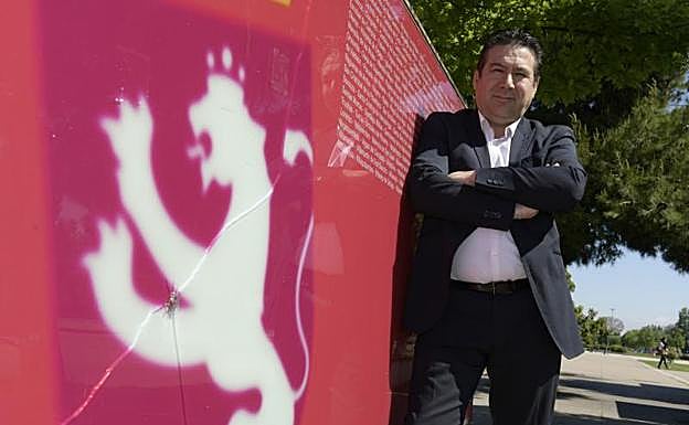 Luis Mariano Santos, junto a un panel de la provincia de León instalado junto a las Cortes