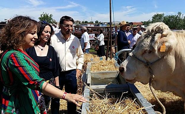 Iratxe GArcía, durante su visita a la feria de Lumbrales, junto a Rosa Rubio, número dos a las Cortes por Salamanca y Fernando Pablos. 
