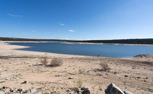 Embalse de las Cogotas en Ávila, a finales del mes de abril.