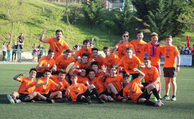 El segundo equipo juvenil del CDParquesol celebra su campeonato liguero.