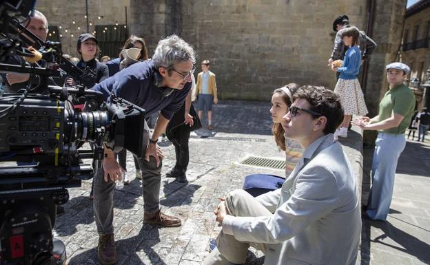 El director Mariano Barroso da instrucciones en el rodaje de 'La línea invisible'.