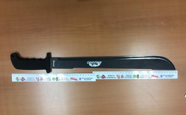 El machete que perdió uno de los jóvenes en su huida. 