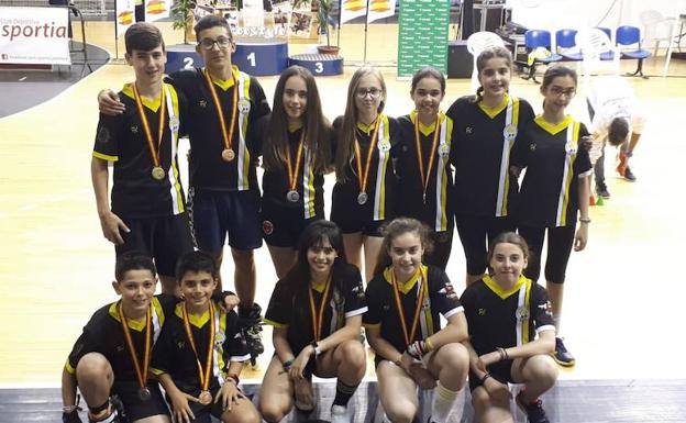 Los Rolling Lemons posan con sus medallas en Ciudad Real.