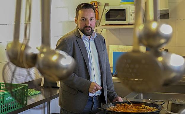 Miguel Holguín, aficionado a la cocina, posa en los fogones del restaurante del Patio Herreriano. 