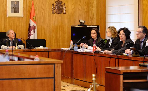 El presidente del tribunal y las acusaciones, durante el alegato de la fiscal. 