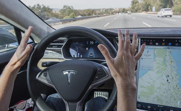 Un coche Tesla conducido en modo 'Autopilot'.