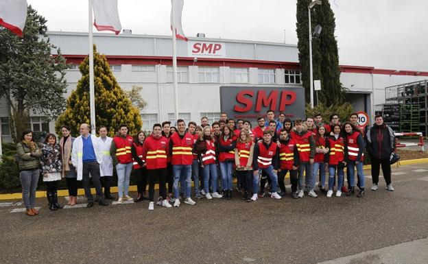 Foto de los alumnos a la entrada de la fábrica 