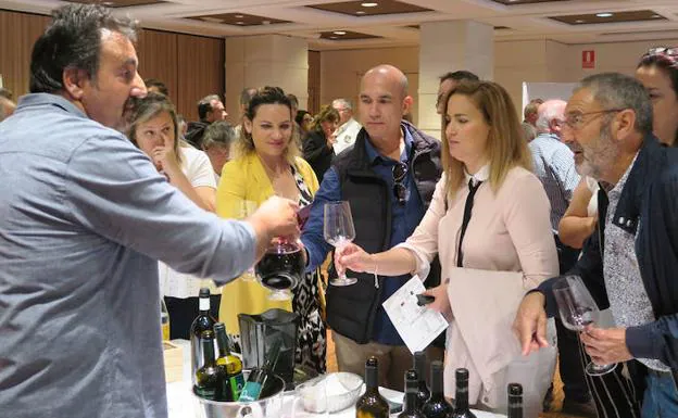 Varios profesionales prubean los vinos de la DO Tierra del Vino de Zamora en una de las mesas del salón de Valencia. 