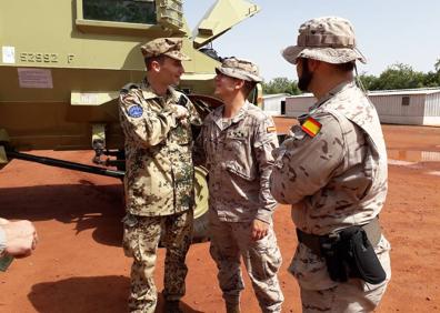 Imagen secundaria 1 - Militares en la base de Koulikoro, en Malí. Abajo, a la derecha, el Teniente Coronel Ignacio Armada, jefe del Grupo Táctico de la base. 