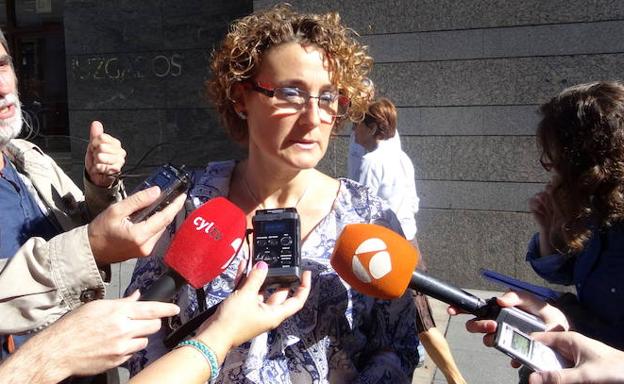 Isabel Palomino, en la entrada de la Audiencia de Valladolid. 