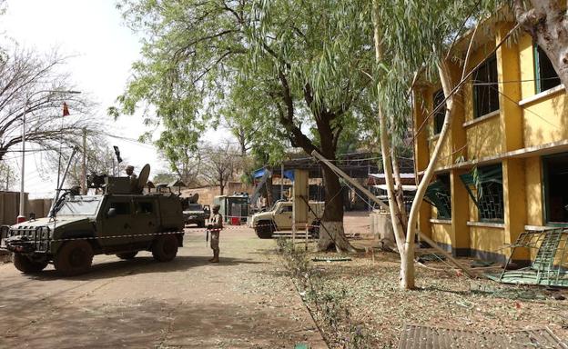 Un vehículo blindado del Ejército de Tierra español, a la entrada de la base de Koulikoro horas después del atentado de febrero pasado. 