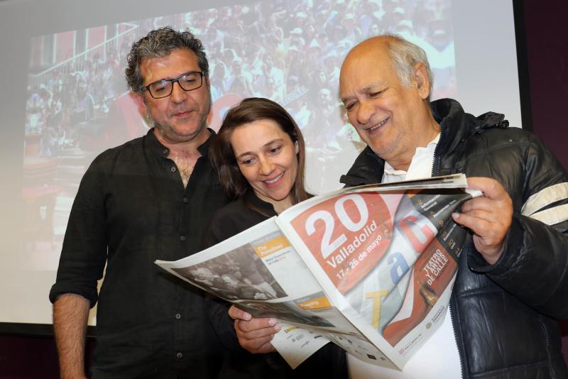 David Moreno, Cristina Calleja y Javier Martínez, con el periódico del TAC. 