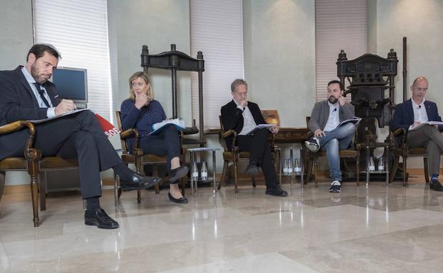 Óscar Puente, Pilar del Olmo, Manuel Saravia, Miguel Holguín y Martín Fernández Antolín, durante el debate. 