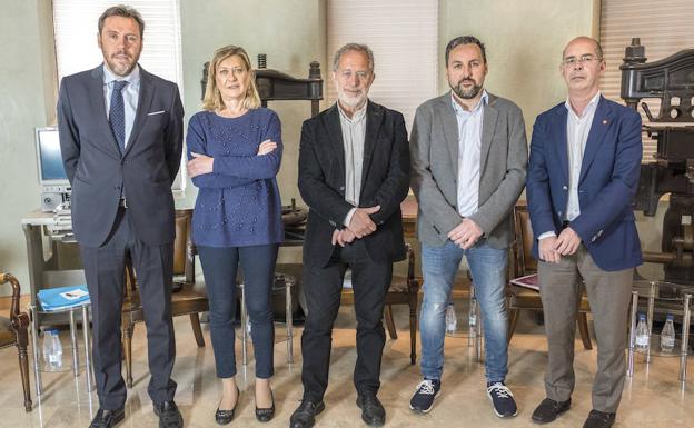 Óscar Puente, Pilar del Olmo, Manuel Saravia, Miguel Holguín y Martín Fernández Antolín, antes de comenzar el debate en El Norte de Castilla. 