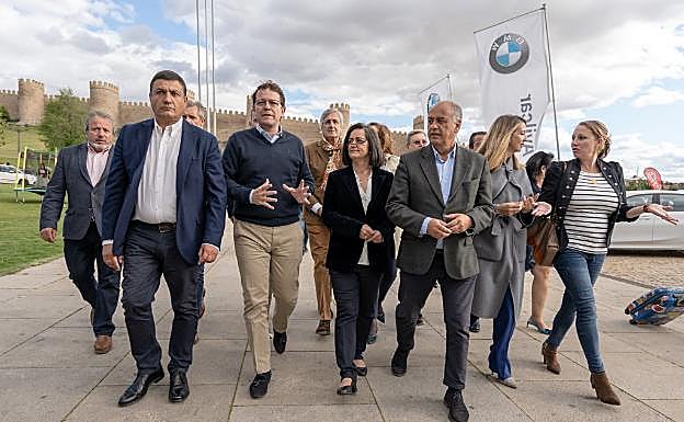 El candidato del PP a la Presidencia de la Junta, Alfonso Fernández Mañueco, la candidata a la Alcaldía de Ávila, Sonsoles Sánchez-Reyes (c), el presidente provincial del partido, Carlos García (2i), y el cabeza de lista a las Cortes de Castilla y León por esta provincia, Miguel Ángel García Nieto (d), durante el acto de campaña celebrado hoy en Ávila.