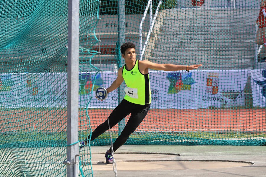 Salamanca vivió ayer una jornada netamente deportiva, porque además del Día del MIniBasket hubo pleno del Deporte Escolar con numerosas disciplinas, desde ajedrez a atletismo. 