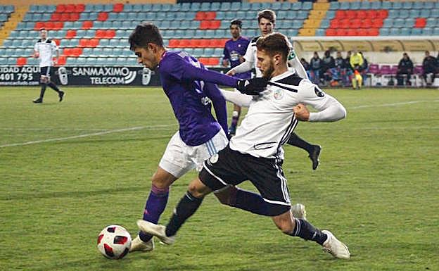 Calero persigue a un rival del Celta B en el Helmántico. 