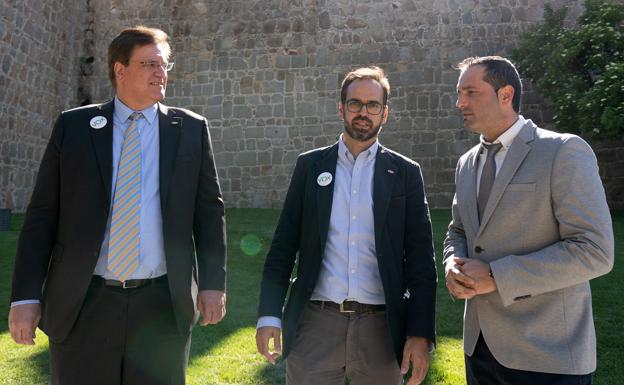 El candidato de Vox a la Junta de Castilla y León, Jesús García-Conde, acompañado por miembros del partido durante su visita hoy a la capital abulense.