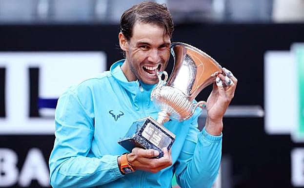 Nadal posa con el trofeo conquistado en Roma. 