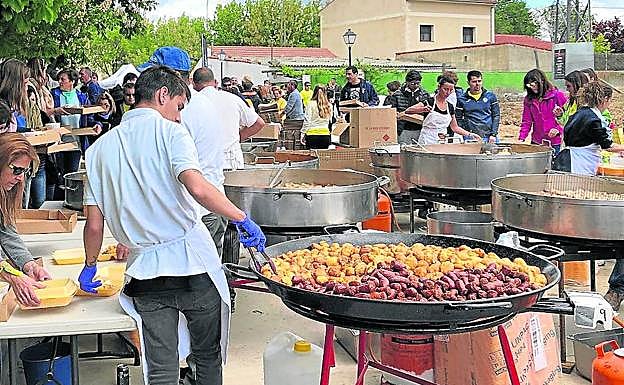 Reparto de raciones en la Feria del Garbanzo. 