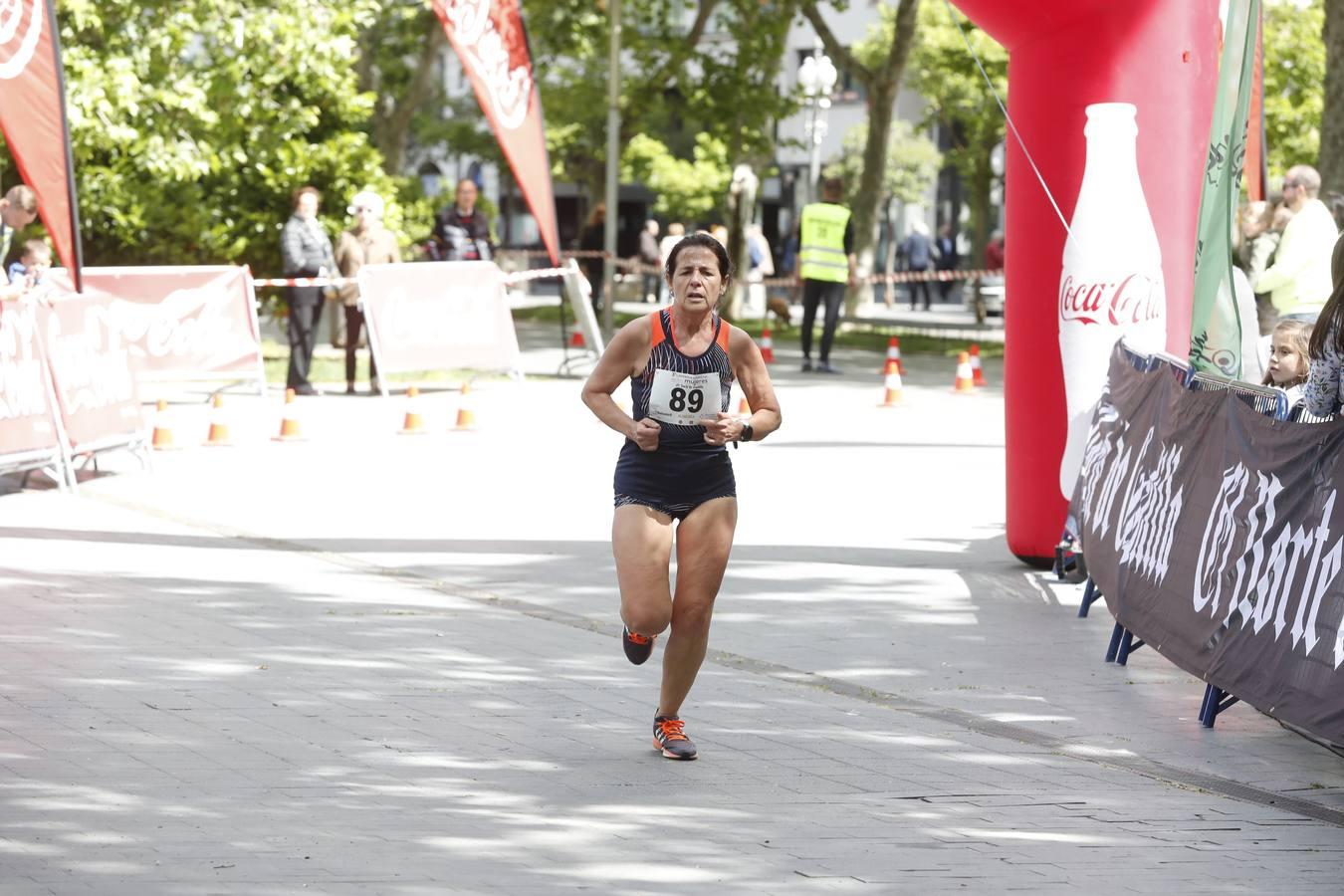 La atleta del club Atletaria Isaac Viciosa, Andrea Román, con un tiempo de 22.05, fue la ganadora de la tercera edición de la Carrera de las Mujeres que se disputó el domingo en las calles de Valladolid.