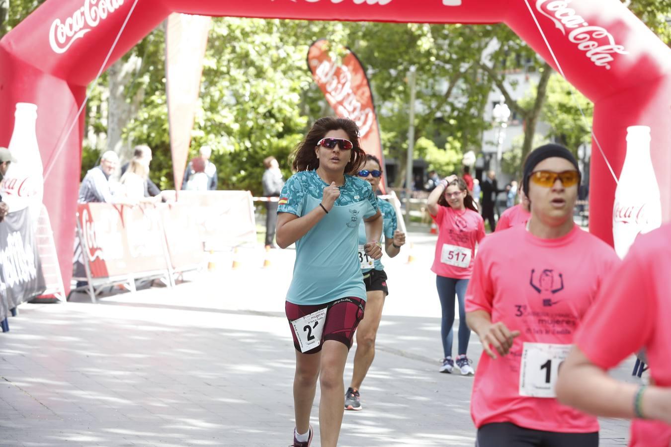 La atleta del club Atletaria Isaac Viciosa, Andrea Román, con un tiempo de 22.05, fue la ganadora de la tercera edición de la Carrera de las Mujeres que se disputó el domingo en las calles de Valladolid.