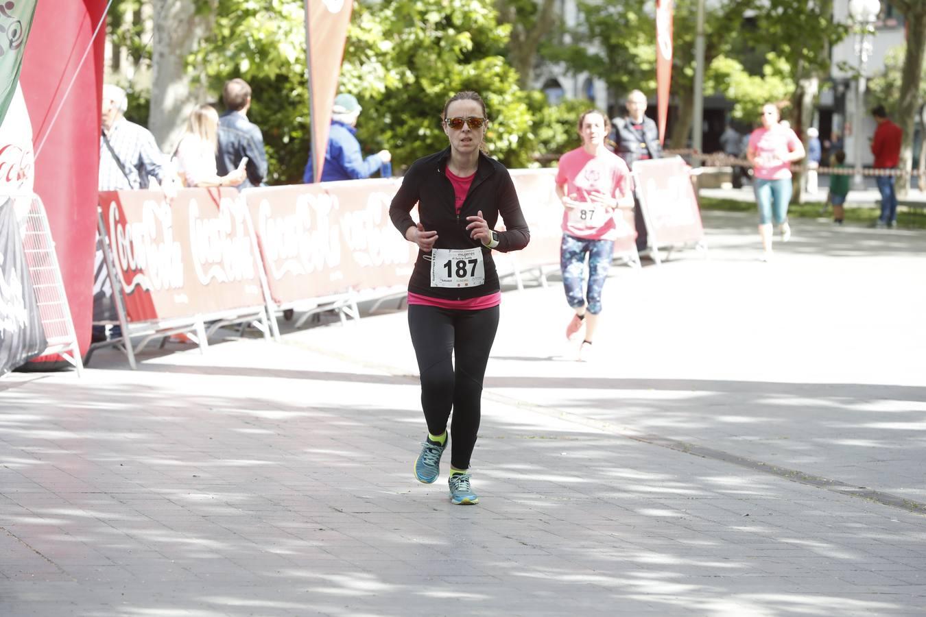 La atleta del club Atletaria Isaac Viciosa, Andrea Román, con un tiempo de 22.05, fue la ganadora de la tercera edición de la Carrera de las Mujeres que se disputó el domingo en las calles de Valladolid.