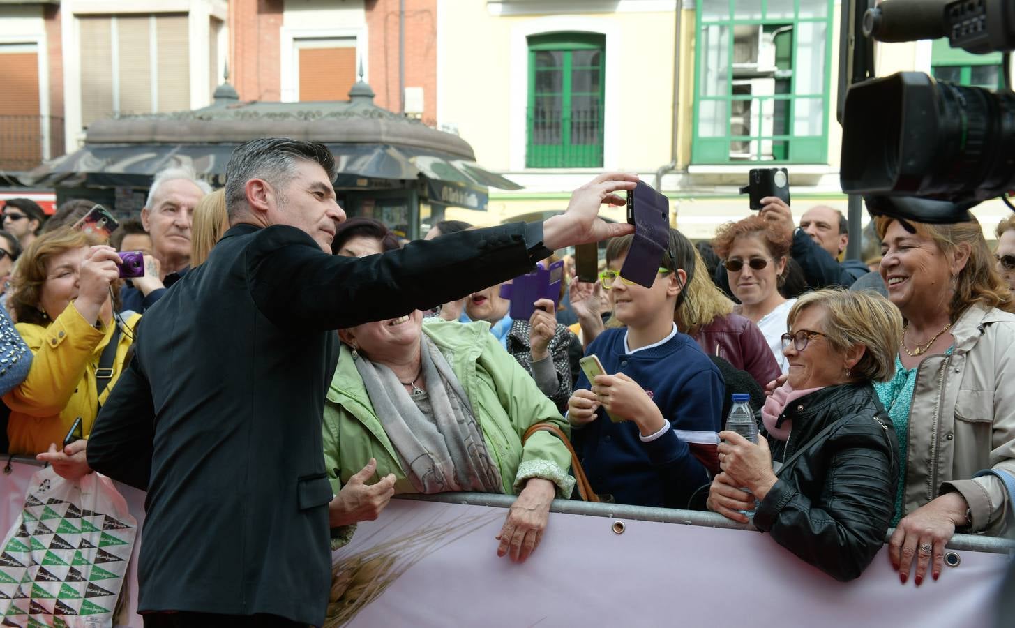 Concha Velasco capitalizó el cariño del público en una pasarela que reunió a nombres conocidos de la escena en el Teatro Calderón 