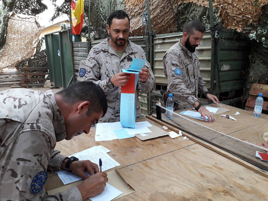 Fotos: Los militares españoles destinados en Malí votan para las elecciones del 26M