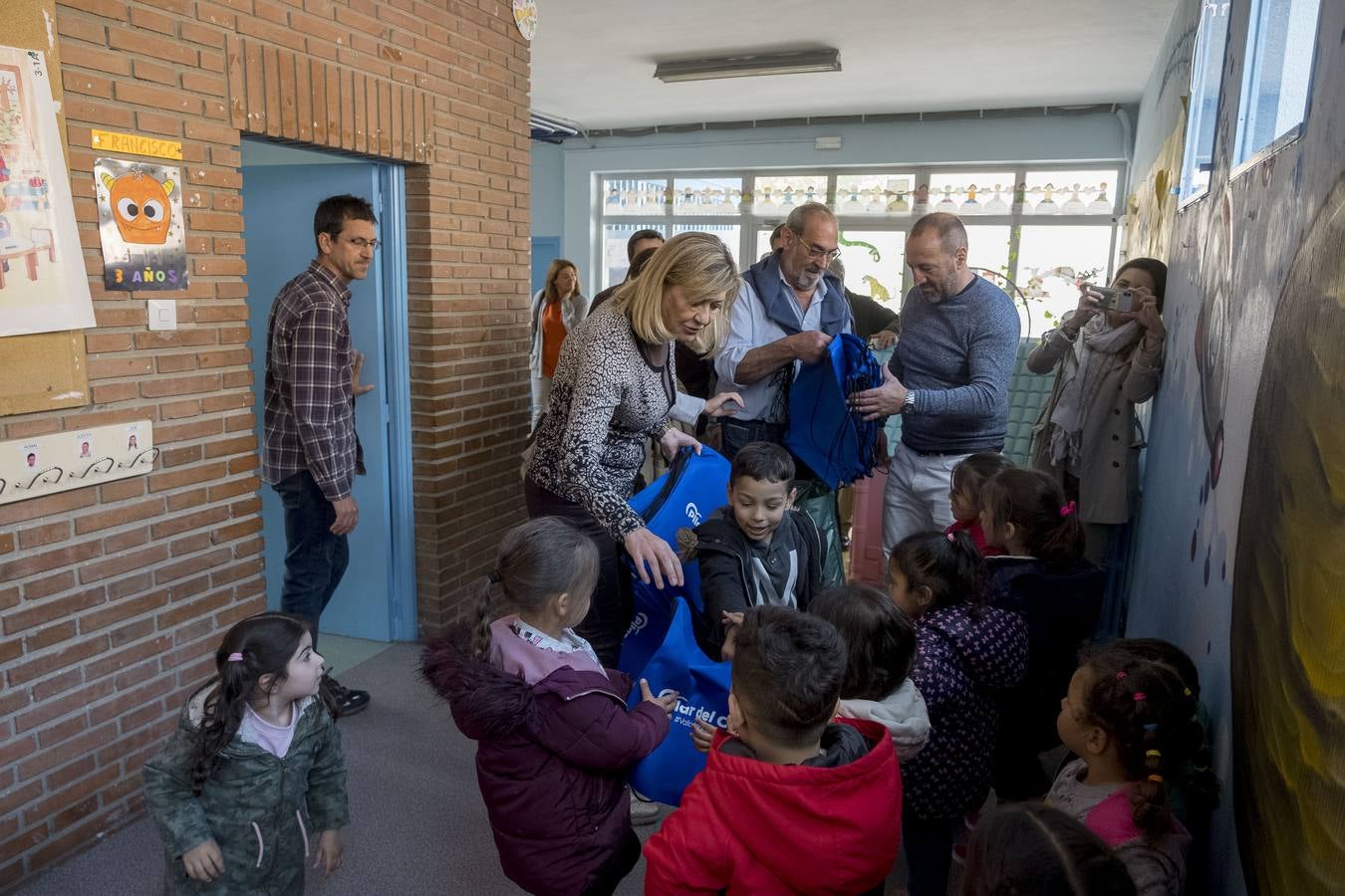 Fotos: Pilar del Olmo visita el barrio de Pajarillos y el colegio Cristóbal Colón de Valladolid