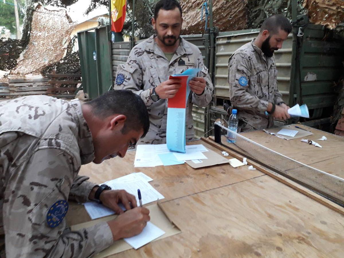 Fotos: Los militares españoles destinados en Malí votan para las elecciones del 26M