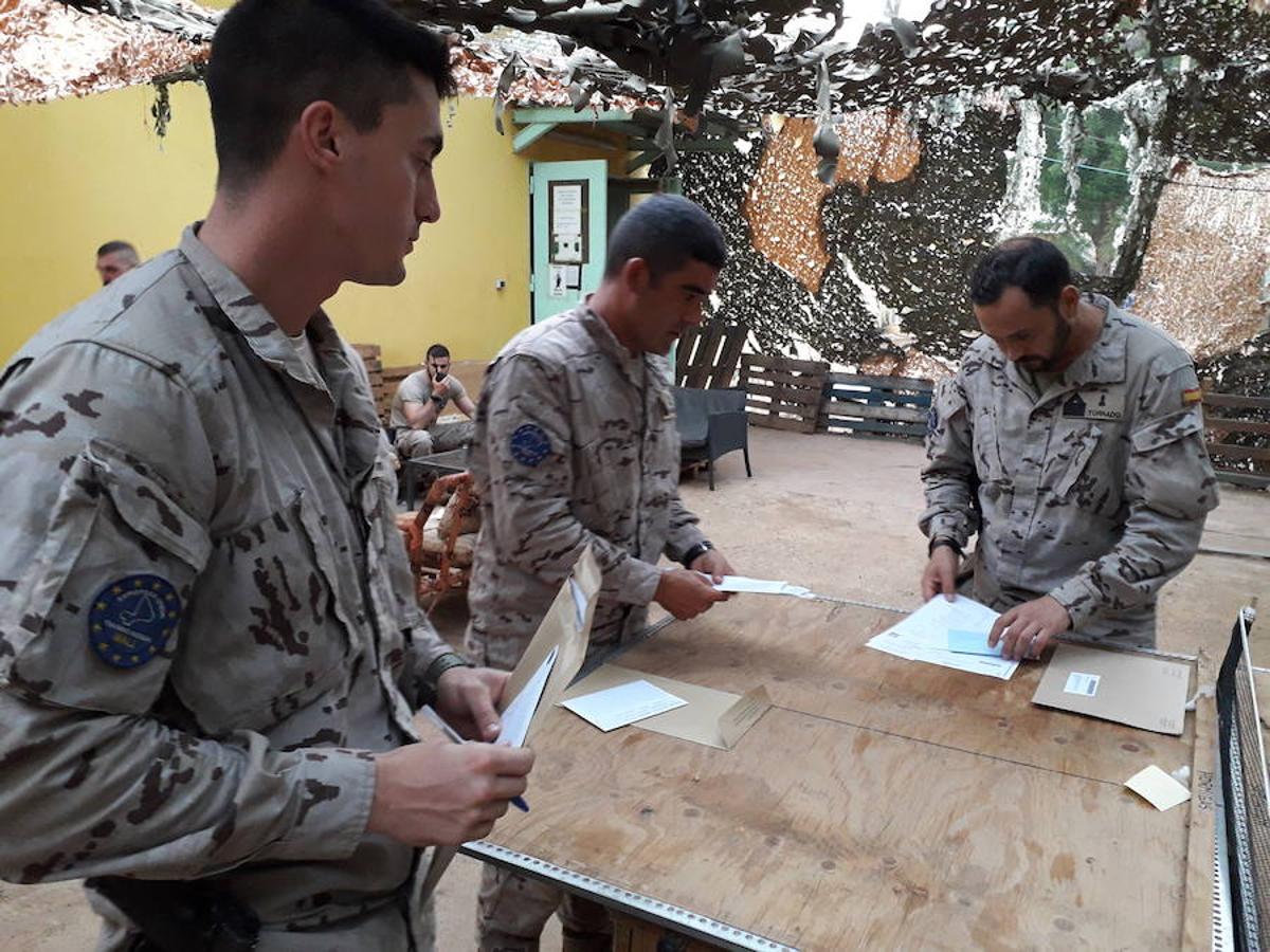 Fotos: Los militares españoles destinados en Malí votan para las elecciones del 26M