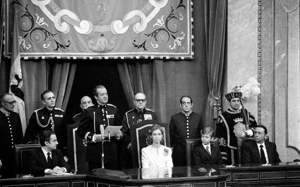 El Rey durante su discurso en la apertura de las primeras Cortes de la democracia, 