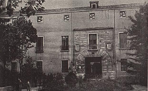 Imagen principal - Arriba, fachada del Hospicio a principios del XX; abajo, taller con asilados y portada del libro.