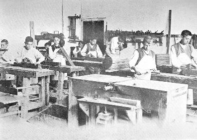 Imagen secundaria 1 - Arriba, fachada del Hospicio a principios del XX; abajo, taller con asilados y portada del libro.