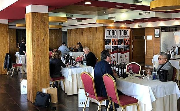 Los importadores suizos catan vinos de la DO Toro. 