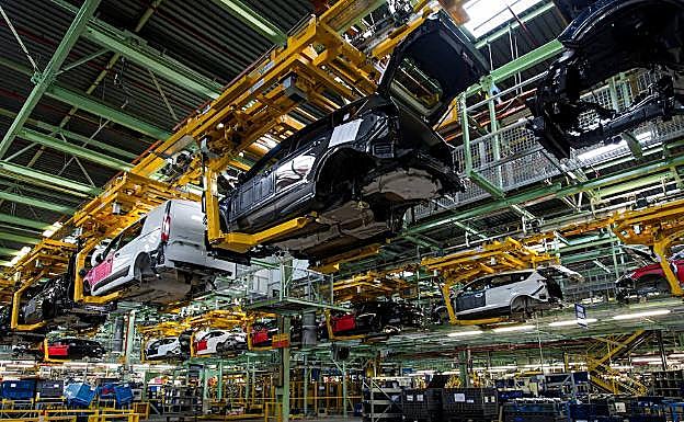 La planta de vehículos de Ford en Almussafes en pleno proceso de ensamblaje.