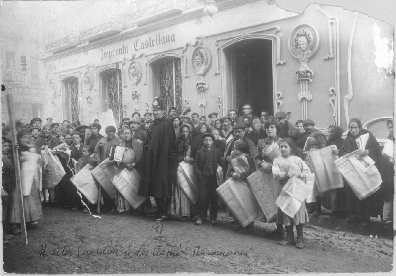 Repartidores de El Norte de Castilla, en la fachada de la antigua sede de Montero Calvo, a finales del XIX.